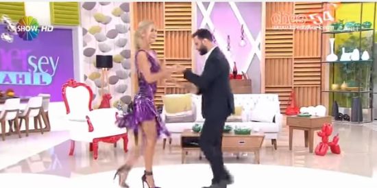 У ведущей шоу в прямом эфире случайно открылась грудь