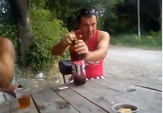 Ему в бейсбол надо!
