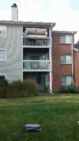 Гениальный способ спуска мебели с нижних этажей Гениальный способ спуска мебели с нижних этажей