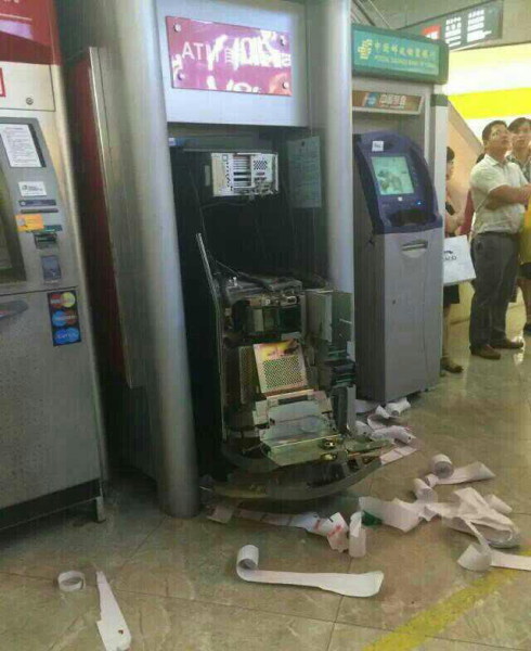 Китайская женщина голыми руками разорвала банкомат