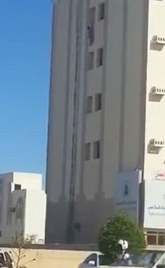Женщина выпала из окна в Йемене