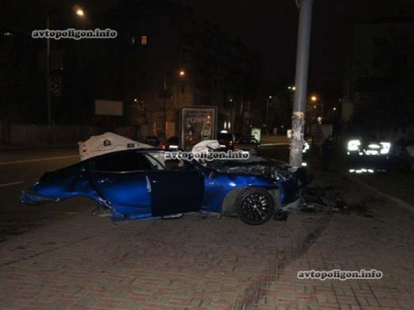 ДТП в центре Киева: Maserati разорвало на две части