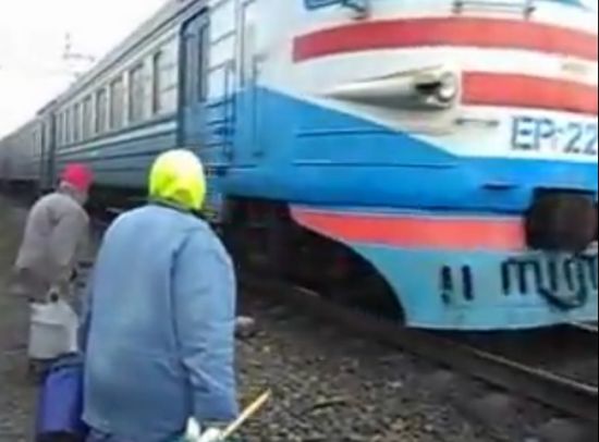 Бабушка-дачница садится на электричку около Запорожья