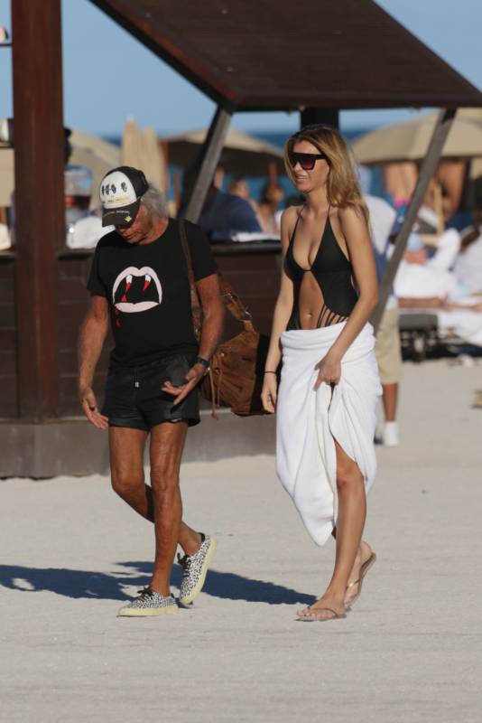 71-летний мультимиллионер с 25-летней русской подругой на пляже