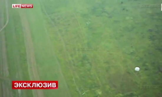 Парашютистка приземлилась на провода лэп и сгорела
