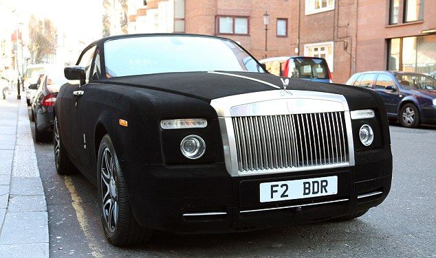 Обшитый черным бархатом Rolls Royce - дорогой и непрактичный понт