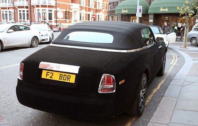 Обшитый черным бархатом Rolls Royce - дорогой и непрактичный понт