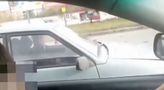 Парень решил выпустить пар прямо машине