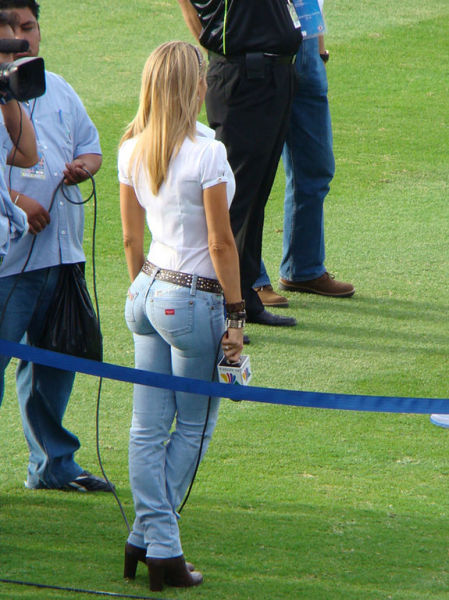 Дамочки в завлекающих джинсах