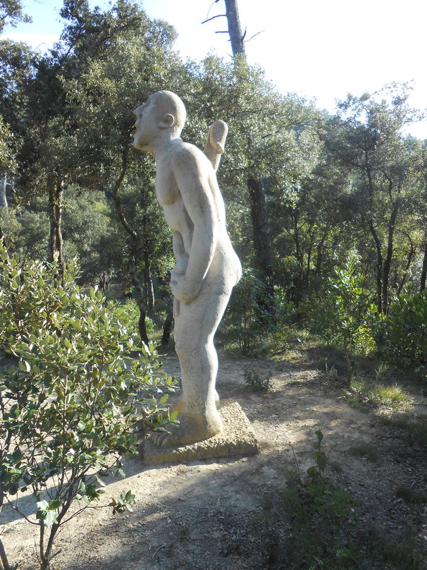 Испанский скульптор запечатлел изощренное самоубийство