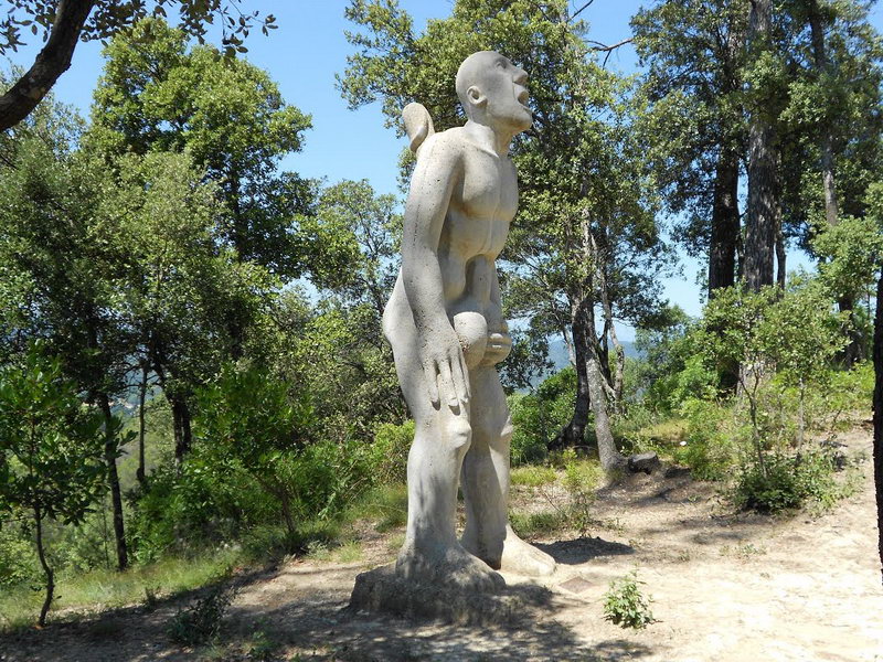 Испанский скульптор запечатлел изощренное самоубийство