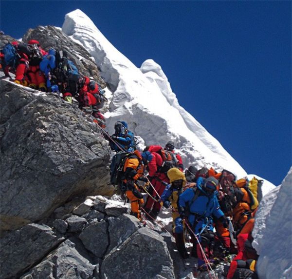 Эверест убил несколько десятков туристов за раз