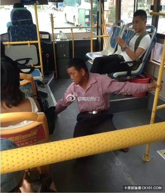Озабоченный китаец пристаёт к девушке в автобусе