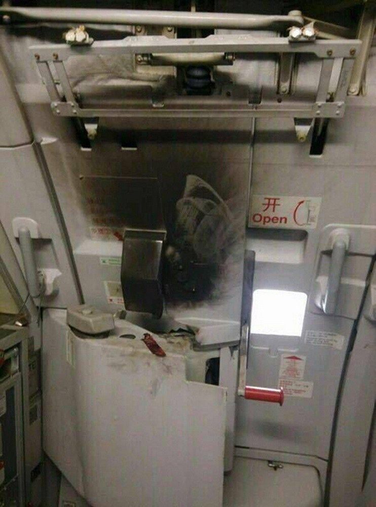 Сбрендивший пассажир с зажигалкой и ножом устроил пожар в салоне самолета