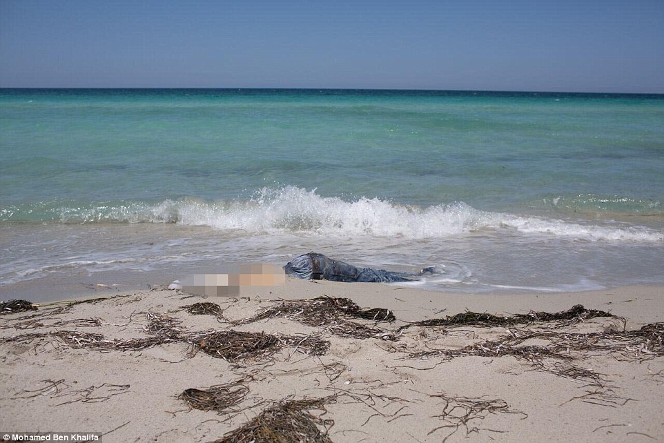 Мрачная волна Средиземноморья - тела мигрантов выбросило на пляж в Ливии