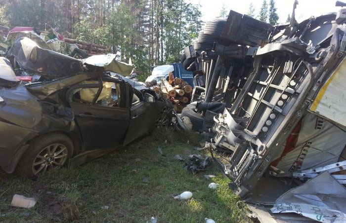 В Ленинградской области на трассе А114 произошло массовое ДТП