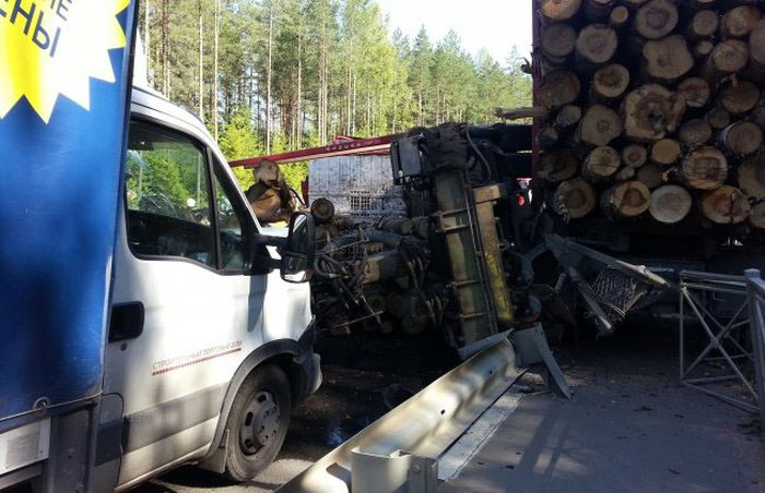 В Ленинградской области на трассе А114 произошло массовое ДТП