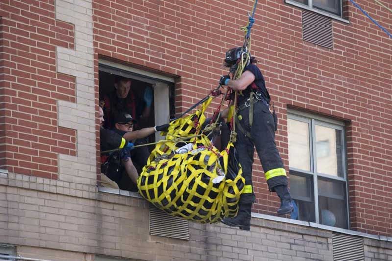 Пожарные вытащили 412-килограммовую женщину из квартиры подъемным краном