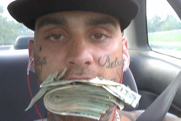 Налетчика задержали благодаря фото с деньгами в Facebook