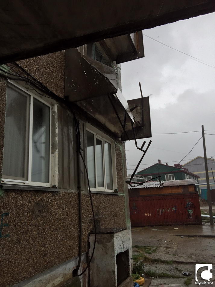 Бывший тайфун Dujuan оставляет разрушения на Сахалине