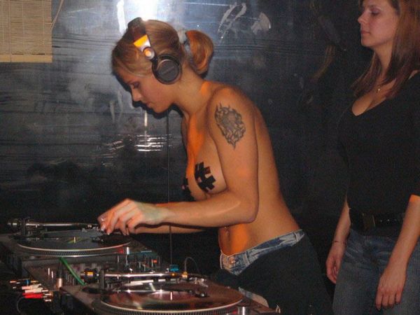 Девушки DJ зажигают танцпол не только ритмичными миксовками