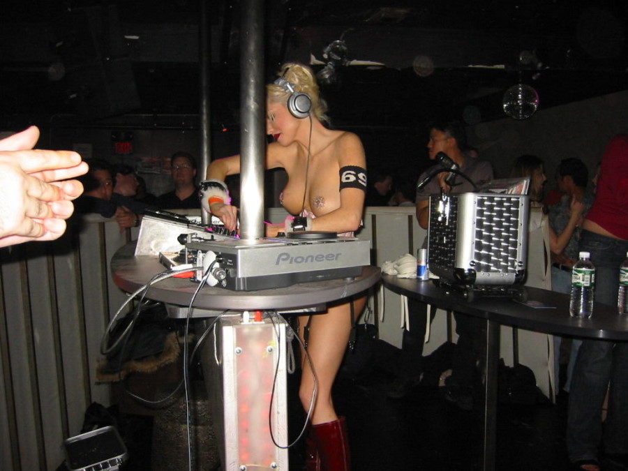Девушки DJ зажигают танцпол не только ритмичными миксовками
