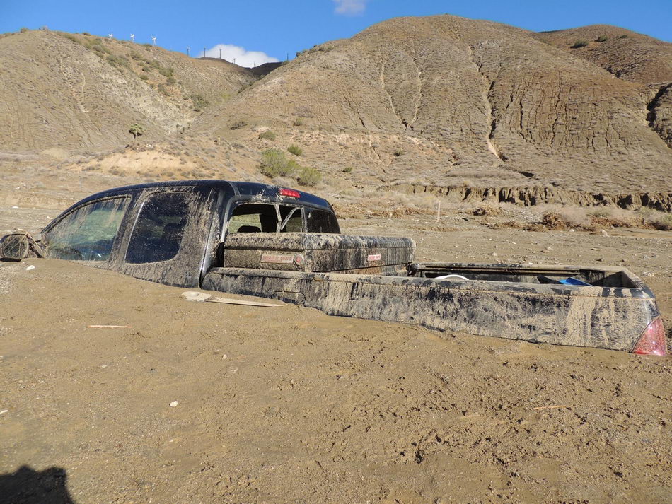 Сотни машин застряли в грязевых реках на дорогах Калифорнии