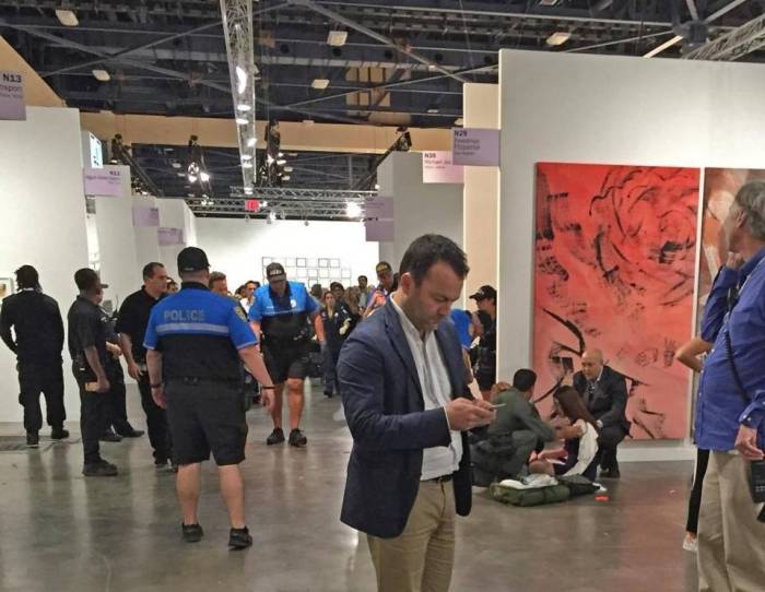 Посетители выставки современного искусства в Майами приняли поножовщину кураторов за перформанс