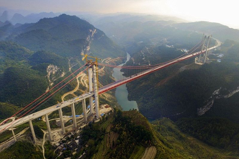 Над гигантским подвесным мостом в Китае трудятся лишь строители с титановыми яйцами