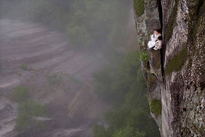 Фотограф снимает отчаянных клиентов на небольшом уступе в 100 метрах над землей
