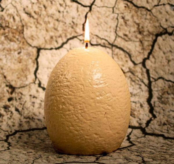 Оригинальная свеча в форме яйца с сюрпризом