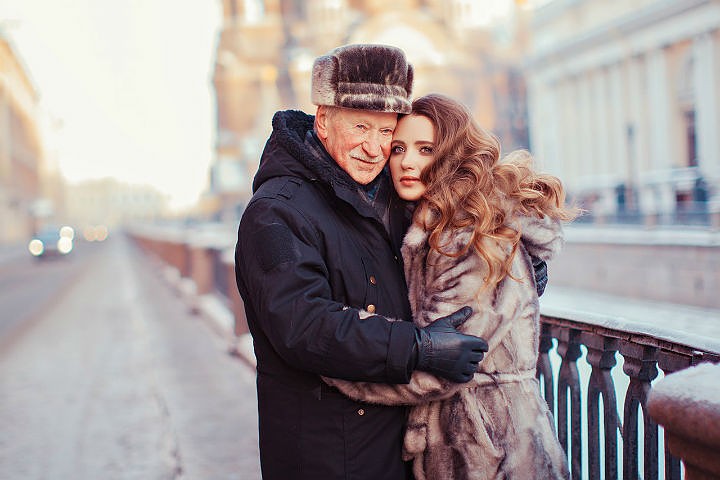 85-летний Иван Краско устроил романтическую фотосессию с молодой женой