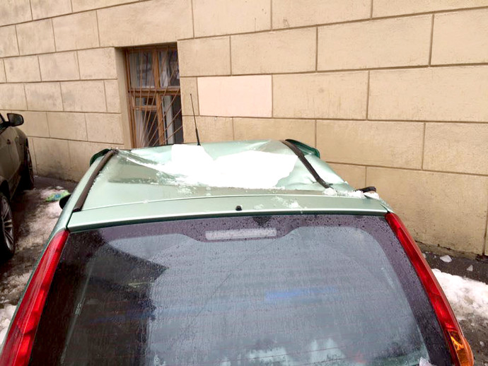 В центре Минска упавшие с крыши глыбы льда разбили припаркованные BMW X5 и Fiat Punto