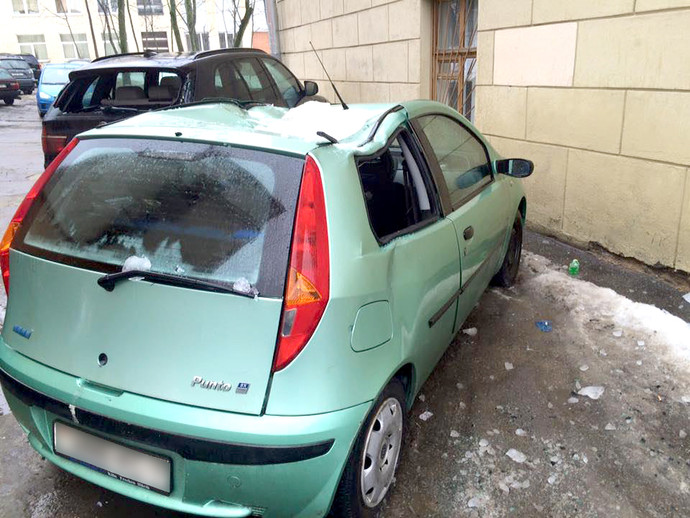 В центре Минска упавшие с крыши глыбы льда разбили припаркованные BMW X5 и Fiat Punto