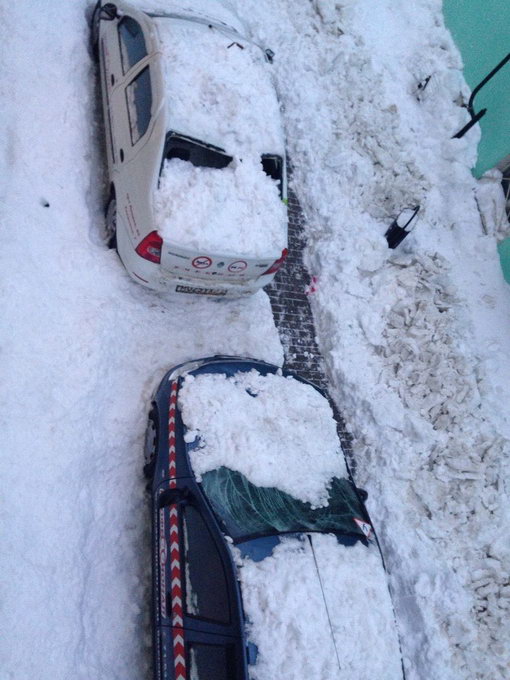В Туле снег с крыши упал на припаркованные автомобили