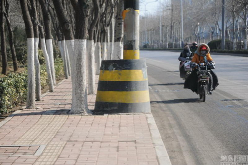 Ничего необычного. Просто пешеходный тротуар в Китае