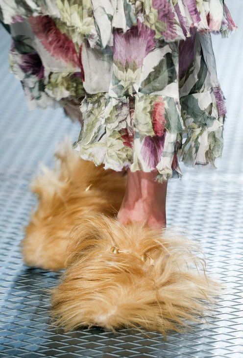 Модный бренд пустил роскошную шкуру Чубакки на дамские тапочки