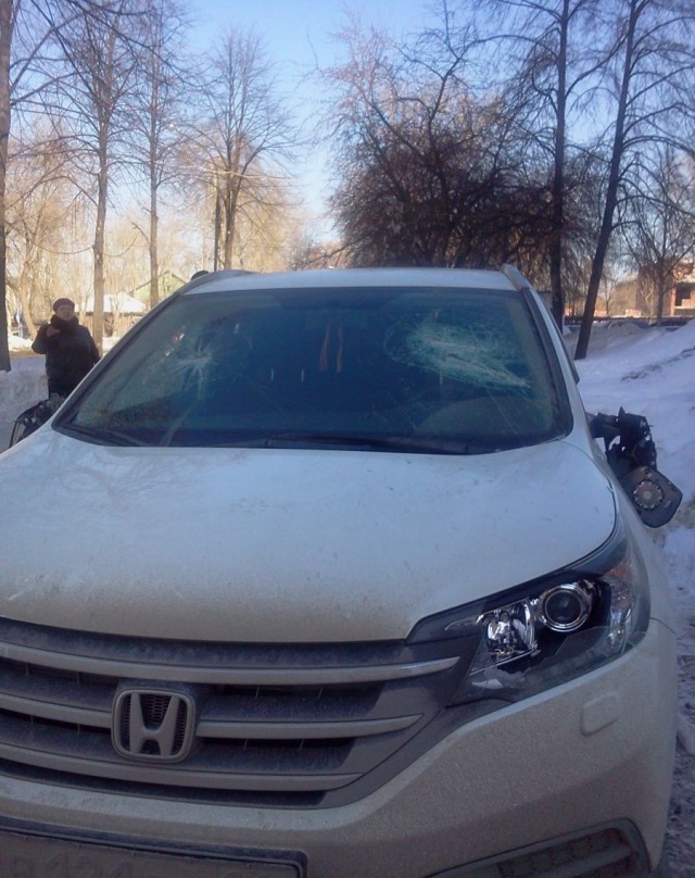 "Народные мстители": в Екатеринбурге у иномарки, припаркованной на тротуаре, разбили стёкла
