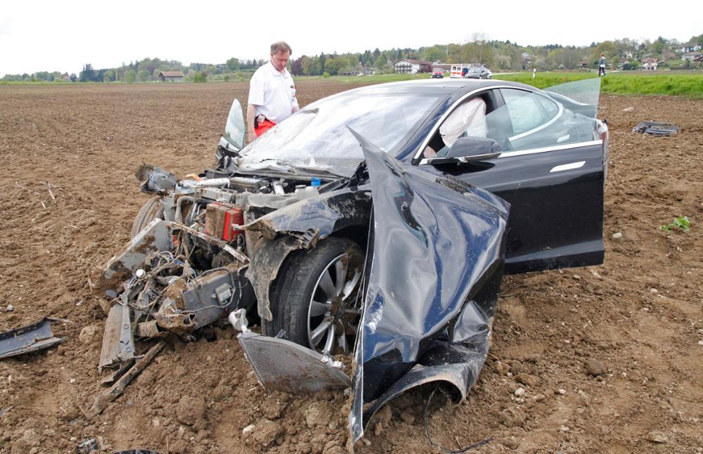 Безопасность Tesla: подростки попали в жуткое ДТП, но отделались лёгкими травмами