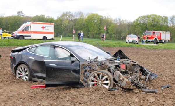 Безопасность Tesla: подростки попали в жуткое ДТП, но отделались лёгкими травмами