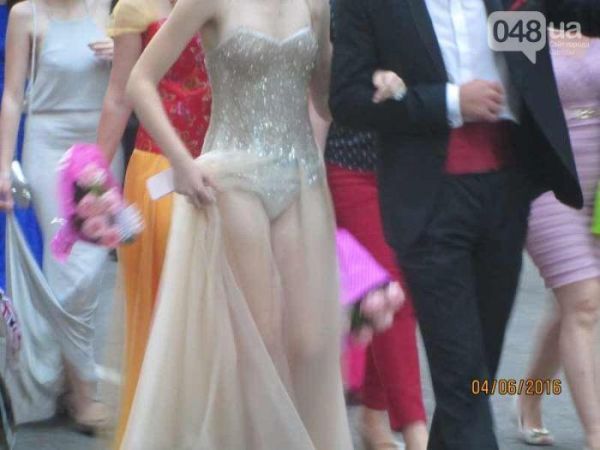 Откровенное платье одесской выпускницы шокирует