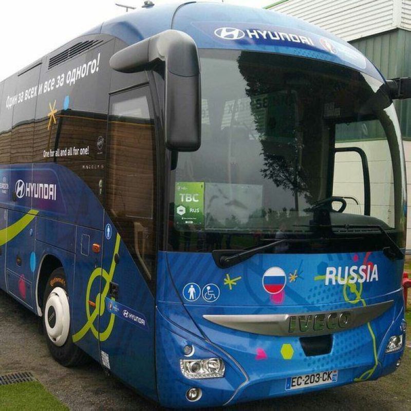 Автобус футбольной сборной России как бы намекает, кого везет