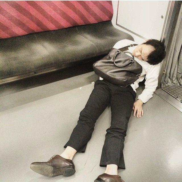 Пьяные японцы могут спать где попало в самых замысловатых позах