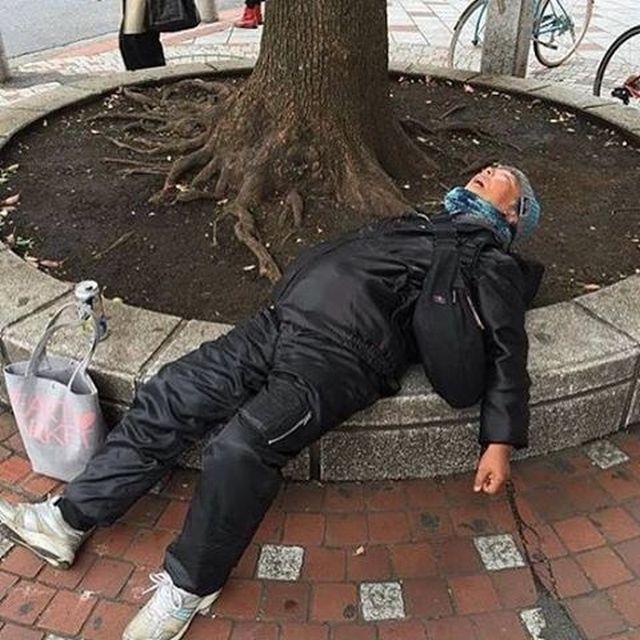 Пьяные японцы могут спать где попало в самых замысловатых позах