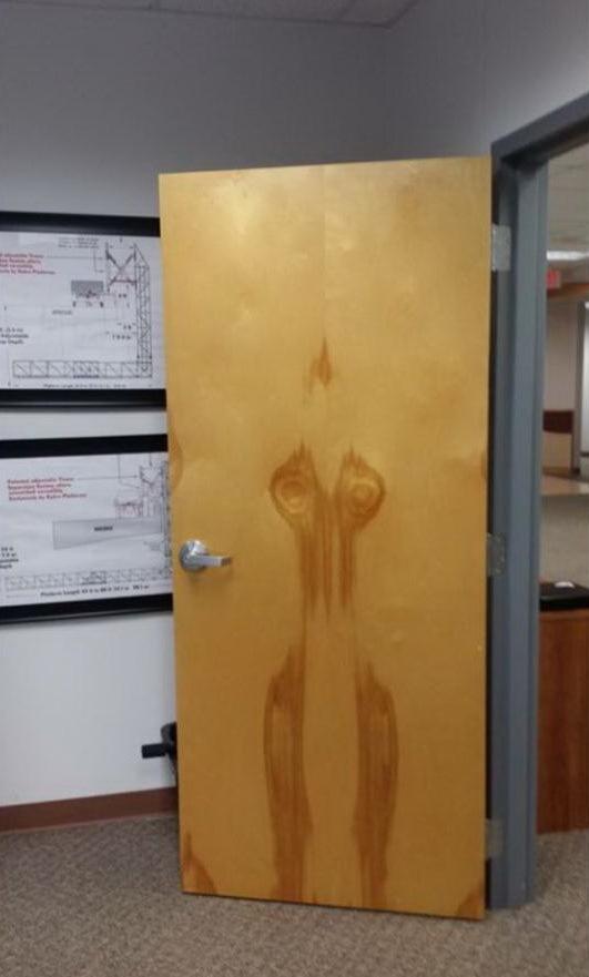 Текстура древесины этой двери выглядит так, как будто голая мокрая девушка впечаталась прямо в нее