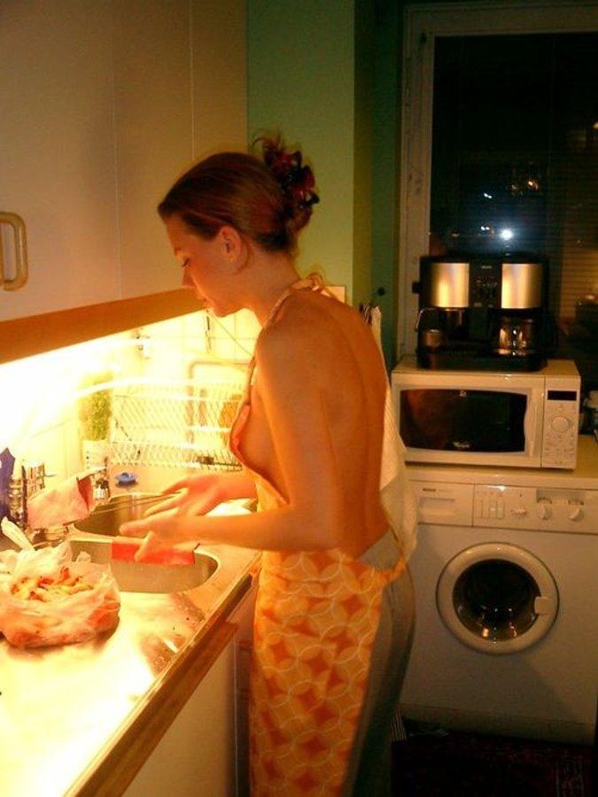 Женщина на кухне всегда смотрится гармонично