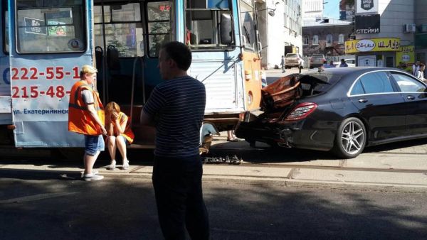 В центре Перми трамвай протаранил два «Мерседеса»