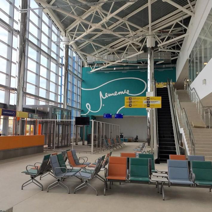 На стене нового терминала Волгоградского аэропорта разглядели пенис