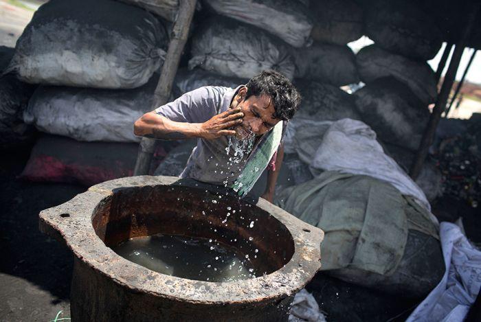 Адский труд работников алюминиевого завода в Бангладеш