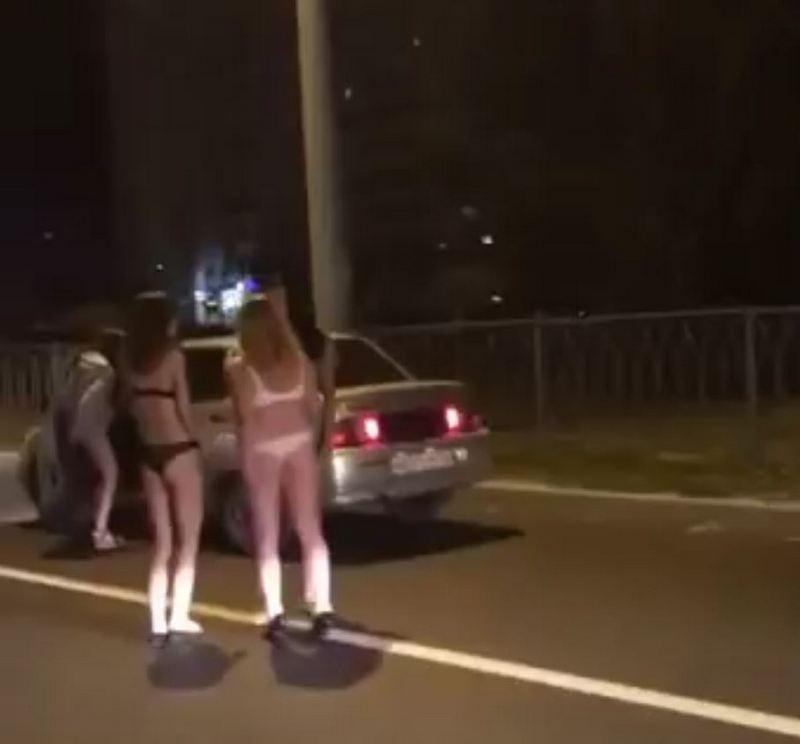 Полуголые девушки попрошайничали на дороге в Казани